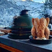 Chapon Prince des Dombes® en cuisson @biggreeneggfrance avec une vue imprenable sur les Alpes suisses 🐓🇫🇷 

Merci @blaise.cormin pour la 📸 !

#chapon #mieral #volailledebresse #cuisine