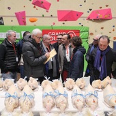 🐓Glorieuse de Bresse 2025 - Montrevel-en-Bresse 🇫🇷
Depuis 1862 ce concours s’inscrit dans les traditions de notre belle région et de notre AOP unique. Une journée qui met en lumière le travail de nos éleveurs. Bravo à eux ! Ces concours sont l’aboutissement d’une année de travail pour eux qui soumettent leurs plus belles volailles à l’appréciation d’un jury à l’œil averti. 

Un grand merci à nos amis chefs qui chaque année font le déplacement pour accompagner Valéry Miéral dans un jury multi-étoilé et aux multiples cols bleu blanc rouge ✨

#volailledebresse #aop #mieral #glorieusedebresse
