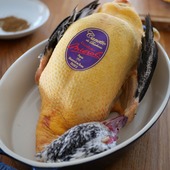 AVANT - APRÈS 🦆🍯
Même en photo c'est gourmand ! On profite des températures qui se rafraichissent pour refaire des recettes qu'on adore, la canette laquée ✨
Nos canettes Excellence Miéral sont issues de la race Barbarie, leur chair est mature et goûteuse, avec une cuisson rosée, sa dégustation est optimale. C’est l’une des meilleures races de canard pour sa viande 🤤
👉🏽Notre volaille peut devenir la star de l'une de vos assiettes, commandez ce weekend sur notre boutique en ligne - lien en bio !
#canette #mieral #volaillemieral #aopbresse #volailledebresse