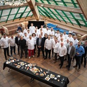 Les Volailles Miéral sont fières d’avoir été partenaires, une fois encore, du Championnat du Monde du Lièvre à la Royale 2025, présidé par @olivier.couvin, Meilleur Ouvrier de France et chef exécutif du restaurant Paul Bocuse à Collonges-au-Mont-d’Or 🐇🍽🇫🇷
Un concours fondé par le chef étoilé @thomasboullault (L’Arôme, Paris), qui rend hommage à un plat mythique de la tradition française et célèbre la transmission, l’excellence et la convivialité.
🏆 Félicitations à Yoichi Nakaaki (restaurant A Table, Tokyo), sacré champion du monde, ainsi qu’à Edgar Laymet (Nomicos, Paris) et Ludovic Brethenoux (Le Malu, Vendôme).
👏🏼 Bravo à tous ces chefs passionnés, venus du monde entier, qui font rayonner la gastronomie française — une cuisine de terroir, de savoir-faire et d’émotion dont nous sommes fiers d'en sauvegarder les préceptes au quotidien !
#miéral #volaillesmiéral #lievrealaroyale #concoursculinaire #bocuse #mofofficiel #traditionculinaire #terroir 📷 Stéphane Riss