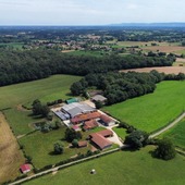 Chez Miéral, tout commence par la terre 🌱🐓
Des sols vivants, argilo-siliceux ou calcaires, riches en oligo-éléments. Des prairies généreuses. Un climat tempéré. Une nature qui nourrit les volailles en plein air, lentement, naturellement, le terroir bressan est unique. 

Chaque ferme, chaque élevage, chaque terroir imprime sa signature ✨
Une alimentation diversifiée. Un élevage long. Une attention quotidienne.
C’est cette alchimie entre sol, climat et savoir-faire qui donne naissance à des chairs fines, persillées, juteuses, au goût inimitable 🇫🇷

Depuis plus d’un siècle, la Maison Miéral s’engage pour défendre cet artisanat du vivant : précis, respectueux, exigeant 💪🏼