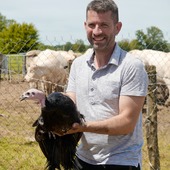 🐓 Chez Miéral, tout commence avec des éleveurs passionnés.
Certains nous accompagnent depuis des décennies, tous partagent nos valeurs d’excellence. Leur engagement, c’est :
🌱 Élevage en plein air et respect du bien-être animal
🌾 Alimentation 100% naturelle
🐣 Suivi rigoureux des naissances et de la croissance
🌍 Valorisation des sols bressans, pour un goût inimitable
Derrière chaque volaille, il y a un terroir, une histoire, une passion.
#mieral #aopbresse #terroir #gastronomie #savoirfaire #éleveurs