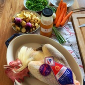 🐓 Au menu 🥕 Poulet de Bresse, pommes de terre grenaille, petits pois & carottes, avec un petit plus qui fait la différence... nous y ajoutons l’un de nos fonds de volaille concentré pour un jus digne de ce nom ✨

Petit zoom sur ces fonds que nous élaborons avec des carcasses de volaille, de l’eau, des carottes, des oignons, des poireaux, du vin blanc, du thym, laurier, clous de girofle et poivre en grain. Ils sont Idéals pour rallonger les jus lors de la cuisson de vos viandes et volailles ou pour assaisonner vos accompagnements !

👉🏼 Commander en ligne > lien en bio

#volailledebresse #bresse #savoirfaire #authentique #plaisirdetable epicurien