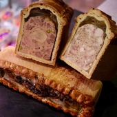 Notre boutique - Le Coq Hardi 🐓✨
On nous demande très souvent si les Volailles Miéral ont une boutique propre en Bresse. La réponse est OUI ! Rendez-vous à Viriat, à quelques minutes de Bourg-en-Bresse, pour découvrir notre équipe qui propose toutes nos volailles, nos fonds, rillettes et surtout de nombreux plats gourmands comme ces jolis Pâtés Croûtes ✌🏼
Bel été à toutes et à tous !
https://lecoqhardi-by-mieral.com/
#bourgenbresse #lecoqhardi #mieral #pouletdebresse #patecroute