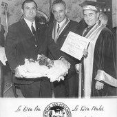 🕊️ Hommage à deux figures intemporelles de la gastronomie française

Il y a 40 ans, Roger Miéral nous quittait.
Il y a 8 ans, c’était au tour de Paul Bocuse. 

Deux hommes, deux parcours, liés par une grande amitié et avec une même exigence : le respect du produit, la transmission du savoir-faire & l’amour de la gastronomie française. 

Tous deux ont œuvré avec passion pour faire rayonner la volaille de Bresse, en la défendant comme un produit d’exception, symbole d’un terroir vivant et exigeant 🐓

Aujourd’hui encore, leurs valeurs nous guident.
Travailler juste. Respecter le vivant. Transmettre.

Parce que certaines signatures ne s’effacent jamais ✨🇫🇷

#mieral #bocuse #paulbocuse #gastronomie #volailledebressse