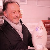 ✨ Très belle année 2026 à toutes et à tous ✨
Que cette nouvelle année soit gourmande, sincère et généreuse, rythmée par de beaux moments de partage, en famille comme entre amis.
Merci de continuer à faire vivre nos volailles au cœur de vos tables et de votre confiance renouvelée.
- L’équipe des Volailles Miéral 🐓🤍