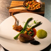 Quand le printemps s’invite à table 🍽️🌸
Petit clin d’oeil à @jftetedoie qui proposait cette assiette élégante et généreuse sublimant notre Pigeonneau Excellence Miéral® !
Quand la finesse du pigeonneau rencontre la fraîcheur des asperges et des petits pois, relevés par la profondeur de l’olive noir… Bref, lié au jus de pigeonneau infusé à la mélisse ça nous fait saliver !
Une ode au Printemps, aux beaux produits et au savoir faire des artisans qui les subliment.
Merci chef 🐓👏🏼
📸 @cafeterroir #lyon #tetedoie #mieral #pigeonneau