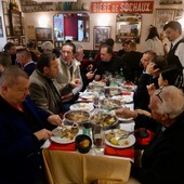 Glorieuses de Bresse 2025 🍲 Le pot-au-feu Roger Miéral 🐓
Plus qu’un plat, un rituel.
Plus qu’un repas, une histoire de famille et de transmission.
C’est au début des années 1980 que Roger Miéral imagine ce pot-au-feu, simple et sincère, pour rassembler autour de la table éleveurs, amis et grands noms de la gastronomie. Une manière conviviale de faire rayonner le concours des volailles de Bresse, loin des projecteurs, mais au plus près de l’essentiel.
Aujourd’hui encore, sous l’impulsion de Valéry Miéral, cette tradition perdure chez la famille Monnier au Comptoir.
Le pot-au-feu Roger Miéral continue de réunir, de transmettre et de faire vivre l’esprit des Glorieuses : authenticité, excellence et partage.
Parce que certaines recettes ne s’écrivent pas seulement dans un carnet, mais dans le temps 🤍