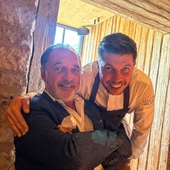 Les Volailles Miéral au cœur des restaurants 🐓🇫🇷
Nous avons eu la chance de déjeuner à la @lamaisondescimes chez @hanna__marc et @matthias_marc Eulalie Mariton et @sylvain.courivaud !
Un lieu magnifique en pleine nature, une maison harmonieuse avec un souci du détail et du cousu main, où le vieux bois et la pierre se marient à la perfection, une cuisine ouverte nous permettant de jouer des regards avec l’équipe aux fourneaux. En salle, un sans faute pour le service et la sommellerie 🌲🍷
Bravo à cette équipe pleine de fougue qui mijote de jolis projets !
Nous sommes très heureux de figurer à la carte pour cette ouverture, avec notre pigeonneau cuisiné au feu, mirabelle fermentée, girolles, XO à la citronnelle ✨
#lamaisondescimess #matthiasmarc #volaillesmieral #pigeonneau #gastronomie