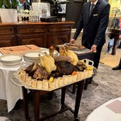 Les plats de partage au @paul_bocuse_le_restaurant 🥘🐓🇫🇷
Quel grand moment... un plaisir de vivre cet instant de convivialité avec toute l'élégance et l'excellence des équipes.
Un grand bravo et merci, comme le disait Monsieur Paul "la cuisine, c’est avant tout des os et des arêtes » 👏🏼
#paulbocuse #bocuse #potaufeu #mieral