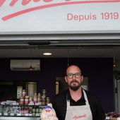 ✌🏼 Dans la famille "Team Miéral", je demande le Coq Hardi 🐓
Découvrez notre boutique à Viriat, juste à côté de Bourg-en-Bresse. Cette adresse est incontournable pour trouver toutes nos volailles, préparées avec le plus grand soin pour être les stars de vos assiettes.

Mais la boutique ne s'arrête pas là ! Une belle sélection vous attend : épicerie fine de nos amis producteurs, rillettes et fonds Miéral, pâtés croûte maisons ultra gourmands... de quoi composer un repas d'exception du début à la fin ✨

Et le vrai + c'est Amaury à nos côtés depuis de nombreuses années & Nicolas qui l'épaule à la boutique. Parce que chez un professionnel, on repart toujours avec les meilleurs conseils pour sublimer nos produits en cuisine 🧑🏻‍🍳

📍 Coq Hardi by Miéral, Viriat

#volaillesmieral #mieral #volailledebresse #bourgenbresse