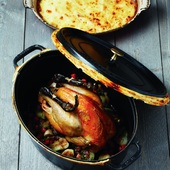 🍽️ 50 ans de collaboration, une même passion du goût
En fouillant dans nos archives, nous retombons sur cette jolie photo du restaurant @michelrostang. Depuis plus de 50 ans, nos maisons avancent ensemble, portées par la même exigence.
Avec Michel Rostang, son épouse Marie-Claude puis ses deux filles, Caroline et Sophie, cette collaboration s’est construite dans la durée, notamment autour de la volaille de Bresse Miéral.
En replongeant dans nos archives, nous sommes retombés sur cette recette signée Nicolas Baumann, chef du restaurant déjà à l’époque 🐓🇫🇷👉🏽 la cocotte lutée de volaille de Bresse Miéral et son gratin dauphinois.
Un grand classique, toujours aussi gourmand, intemporel et de saison.
Parfois, il suffit simplement de remettre en lumière ces recettes sincères, nées de belles rencontres et d’une histoire commune.
Parce que certaines collaborations traversent le temps.
Et que le vrai goût, lui, ne se démode jamais✨
#mieral #rostang #volailledebresse
📸 Photos issues du Best Of de Michel Rostang & Nicolas Baumann 2016 & moment capturé en décembre 2025 pour les Glorieuses de Bresse !