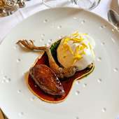 Notre pigeonneau Excellence Miéral®, cerise du jardin, pois chiche, huître et jus corsé 🐓🇫🇷 

Merci chef pour cette magnifique assiette @gary_papaz @chateau_de_bagnols ✨

#gastronomie #cuisine #chef #mieral 📸 @lucindarossat