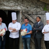« La cuisine, c’est quand les choses ont le goût de ce qu’elles sont » — Paul Bocuse 🇫🇷🐓

Chez Miéral, tout commence ici, au milieu de la Bresse, dans ces champs et chez ces éleveurs qui font la singularité de notre terroir. Nous avons eu la joie d’accueillir les équipes des Maisons Bocuse pour une journée au cœur de notre histoire.

La Maison Miéral et @paulbocuse_officiel c’est une aventure qui dure depuis des décennies et traverse les générations. De Roger à Valéry Miéral d’un côté, et de l’autre un héritage bien vivant : dans les restaurants gastronomiques, les brasseries à travers le monde, au sein de la Fondation, chaque collaborateur se fait ambassadeur de nos volailles. Quelle fierté ! 

Merci aux chefs d’être venus s’imprégner de notre savoir-faire et de notre philosophie. Dans un monde qui court vite, revenir au vivant, à l’essentiel, n’a jamais été aussi nécessaire 🍀

Et merci à la Revue Bocuse, qui consacre un article à notre maison familiale, ancrée dans la gastronomie française depuis 1919. À paraître en janvier 2027 @bocuse_edition ✨

@maisonsbocuse @morelpaulmaurice @clm_grrd @jerome.bernigaud @cmagnette @guillaumevelon #volaillemieral #paulbocuse #volailledebresse