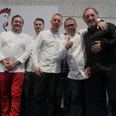 🐓Glorieuses de Bresse 2025 - Montrevel-en-Bresse 🇫🇷
Remise du Grand Prix d’honneur « Challenge Roger Miéral » qui récompense le lot de 4 Chapons Bresse. 

Bravo à @cyrildegluaire qui le remporte pour la 3ème année consécutive & merci aux chefs d’avoir fait le déplacement pour cette 161e édition des Glorieuses 💫

#mieral #glorieusesdebresse