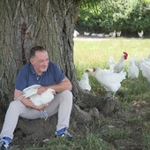 Valéry Miéral 🐓🇫🇷
À la tête de la Maison depuis 2009, Valéry incarne la continuité d'une maison familiale unique dans la région. Fils de Jean-Claude, il fait entrer l’entreprise dans une nouvelle ère, conjuguant fidélité aux éleveurs historiques, excellence artisanale et rayonnement international ✨
Véritable trait d’union entre le terroir et les artisans des métiers de la bouche du monde entier, il porte haut les couleurs de la volaille de Bresse. En 2024, il recevait des mains de Guillaume Gomez ambassadeur de la gastronomie, la Médaille de l'ordre national du Mérite Agricole !
👉🏽 https://lecoqhardi-by-mieral.com/
#mieral #guillaumegomez #mériteagricole #pouletdebresse #aopbresse