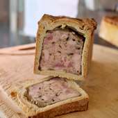Passion Pâté Croûte Miéral 😋🐓
De passage à Bourg-en-Bresse ? Poussez la porte du Coq Hardi, notre boutique, et offrez-vous une vraie pause gourmande !
Chaque semaine, Amaury et Nicolas façonnent à la main nos pâtés en croûte, généreusement garnis de nos volailles. Une pâte dorée et croustillante, une farce savoureuse, une gelée juste comme il faut : de quoi faire craquer les plus exigeants ✨
Vous passez nous voir ?
Plus d’infos lien en bio.
#mieral #patecroute #passionpatecroute #volailledebresse #pateencroute